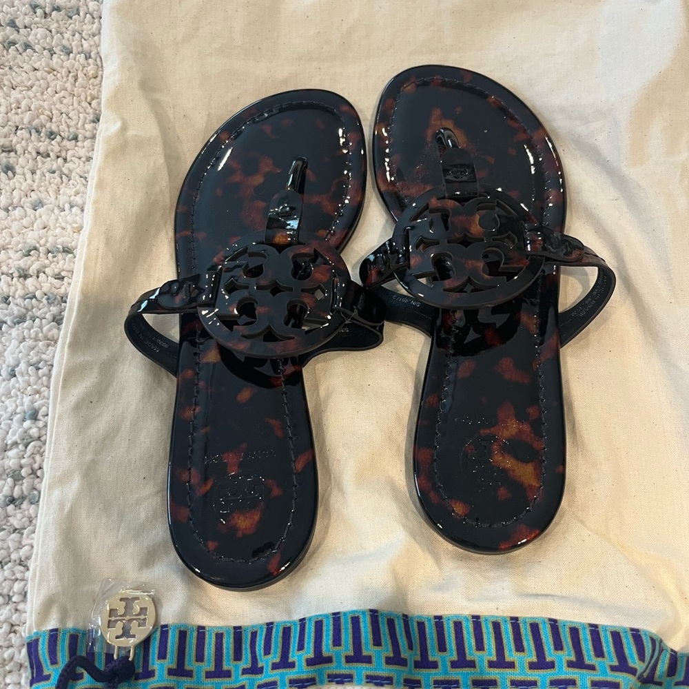 Jelly like flip flops